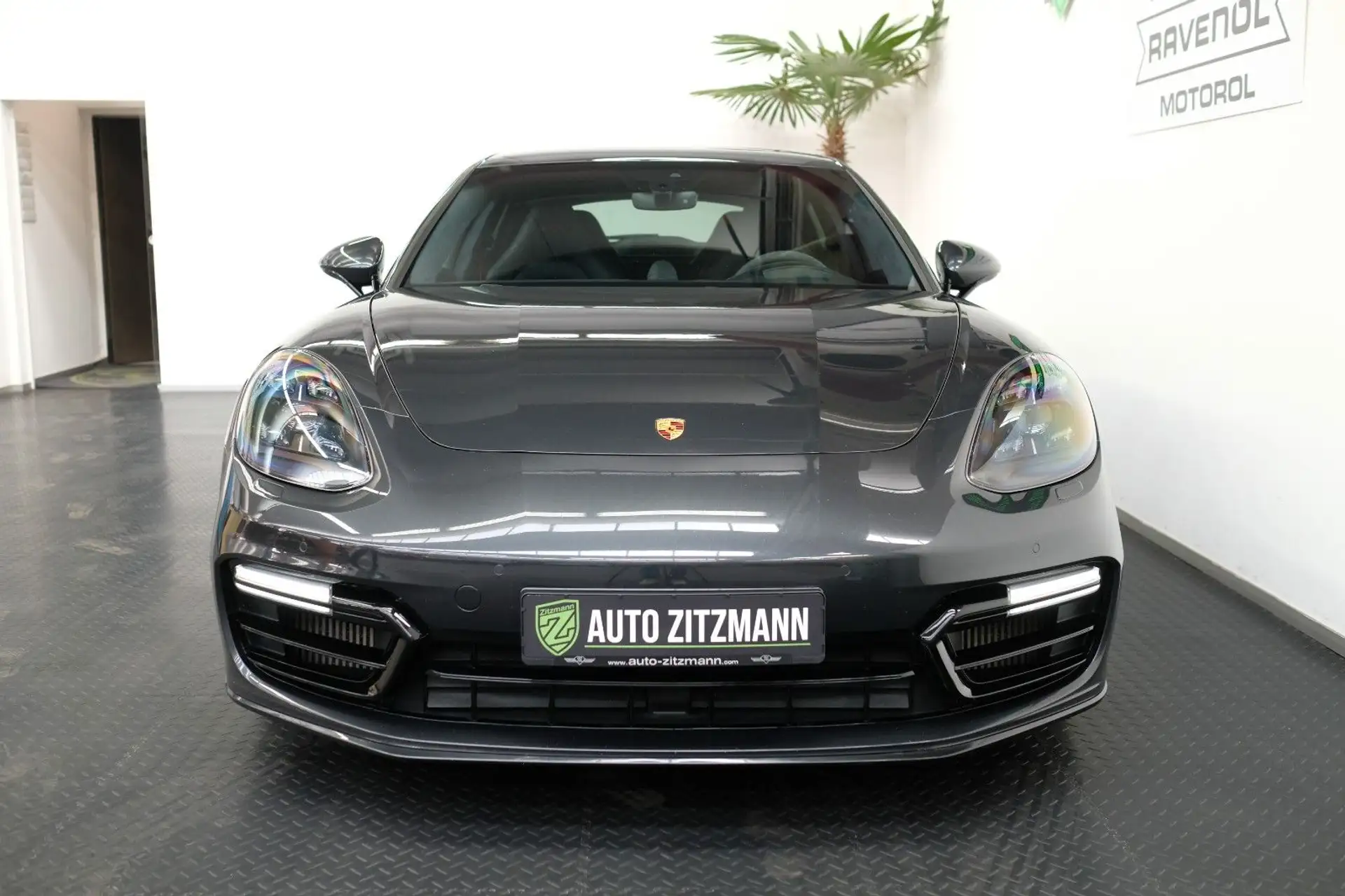 포르쉐 Porsche Panamera GTS 2019 건메탈 사진 3