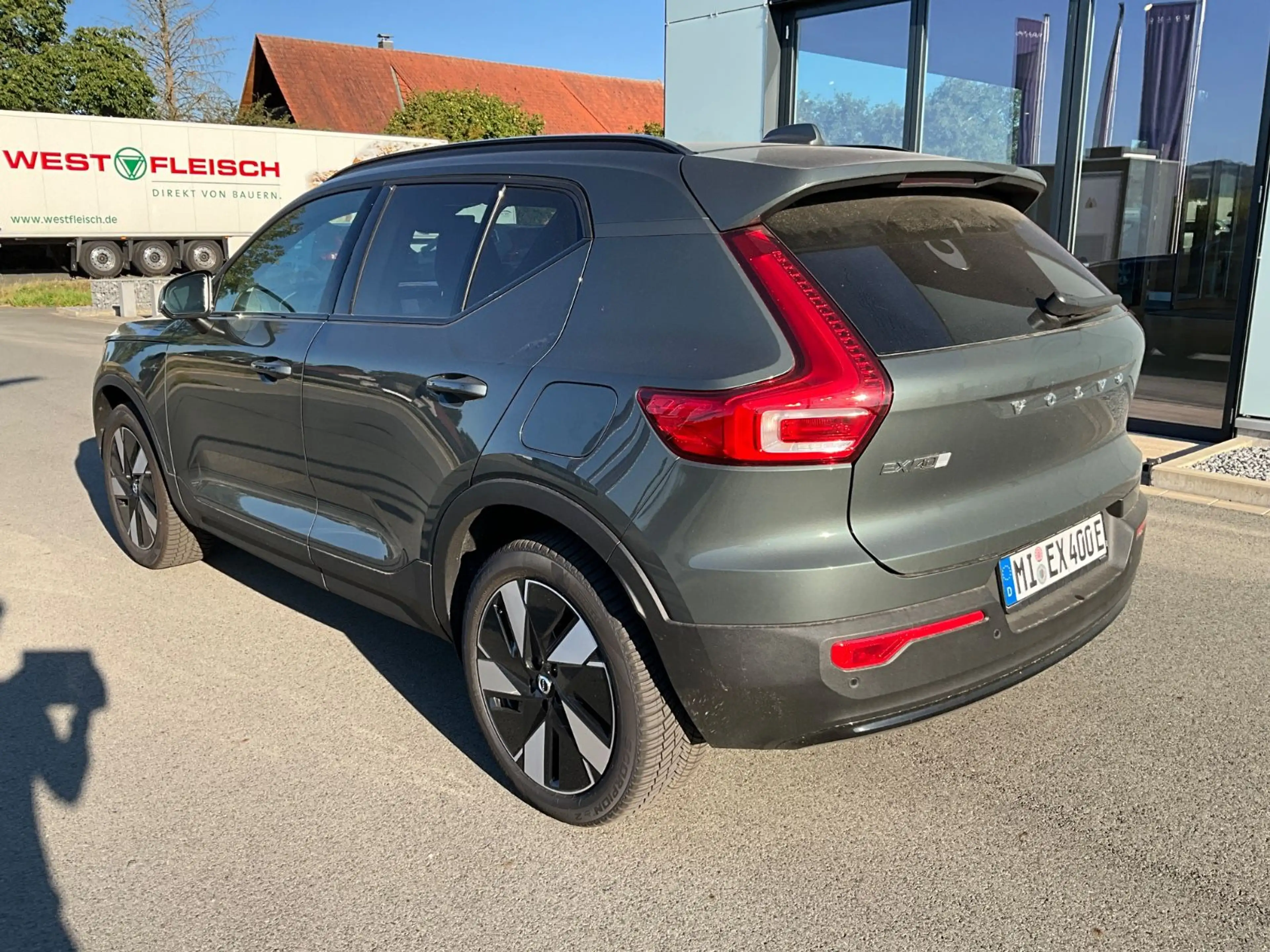 Volvo EX40 185 kW Single Motor Extended Range RWD Plus — photo 3