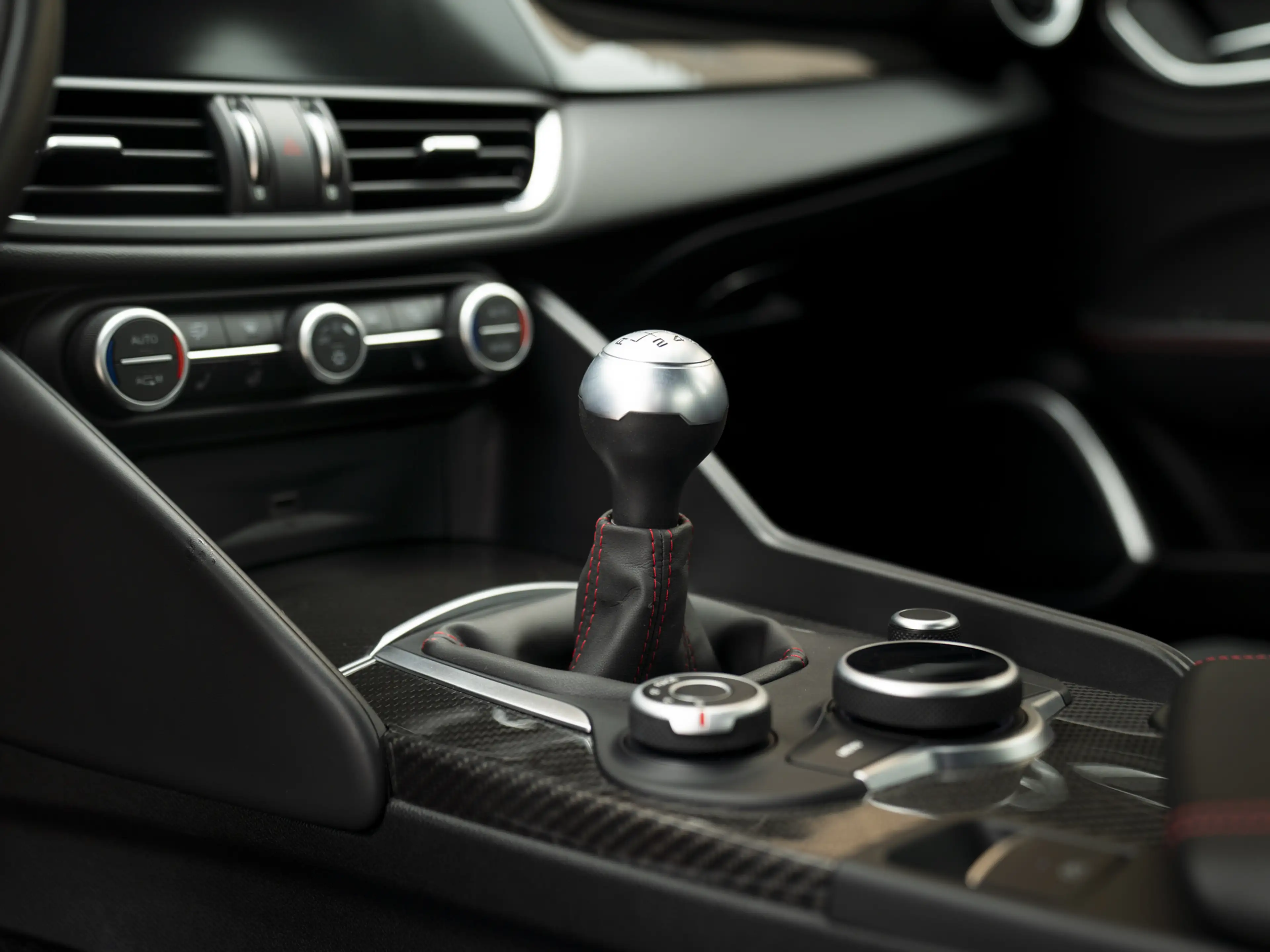 Alfa Romeo Giulia 2.9 V6 Quadrifoglio | Manual! — photo 12
