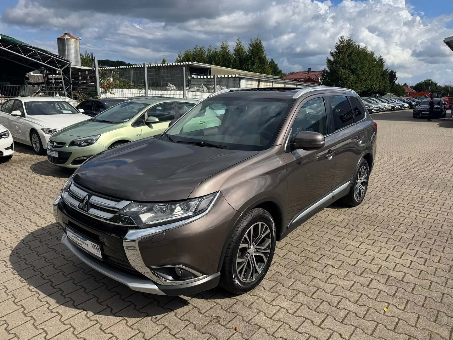 Mitsubishi Outlander 2,2 DI-D 4WD 7 Sitzer Top *Finanzierung möglich Brun - 1