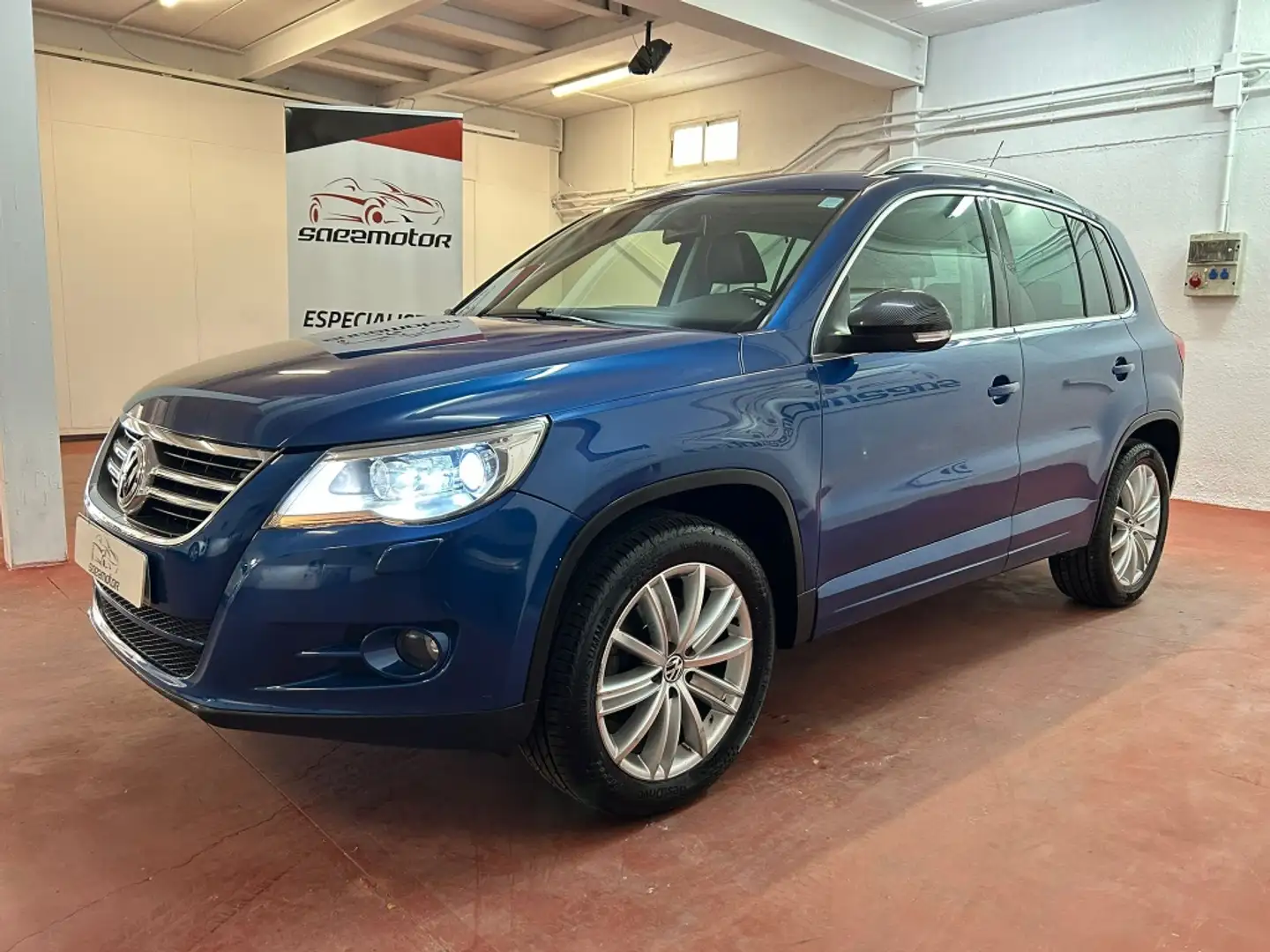 Volkswagen Tiguan 2.0TDI Sport Tiptronic Blauw - 1