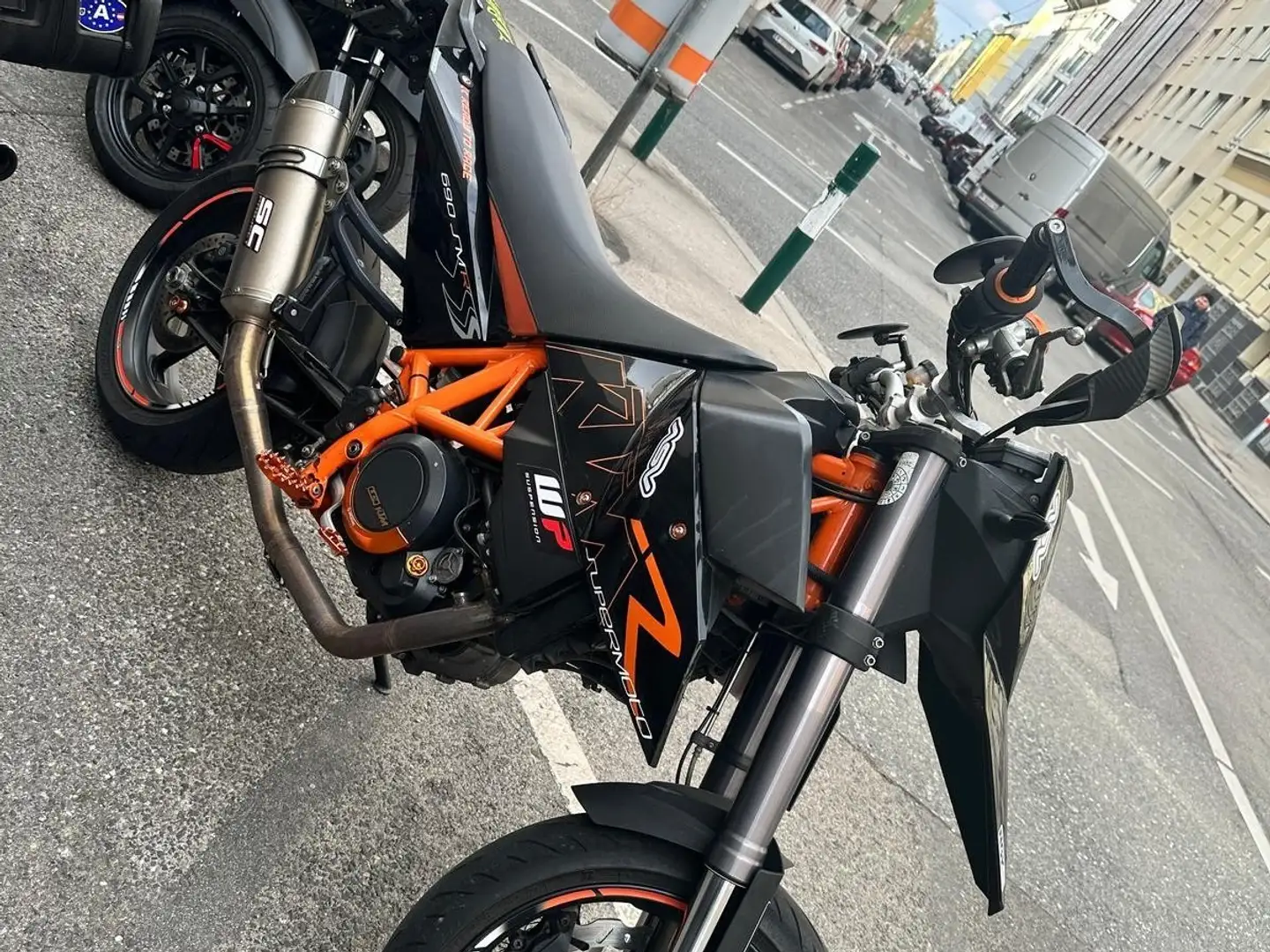 KTM 690 Supermoto Orange - 1