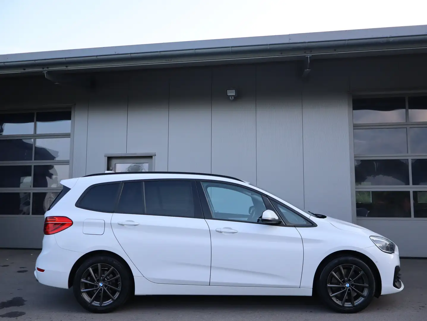BMW 220 i Gran Tourer Aut. ADVANTAGE *LED*NAVI*AHK*CAM*SHZ Blanco - 2