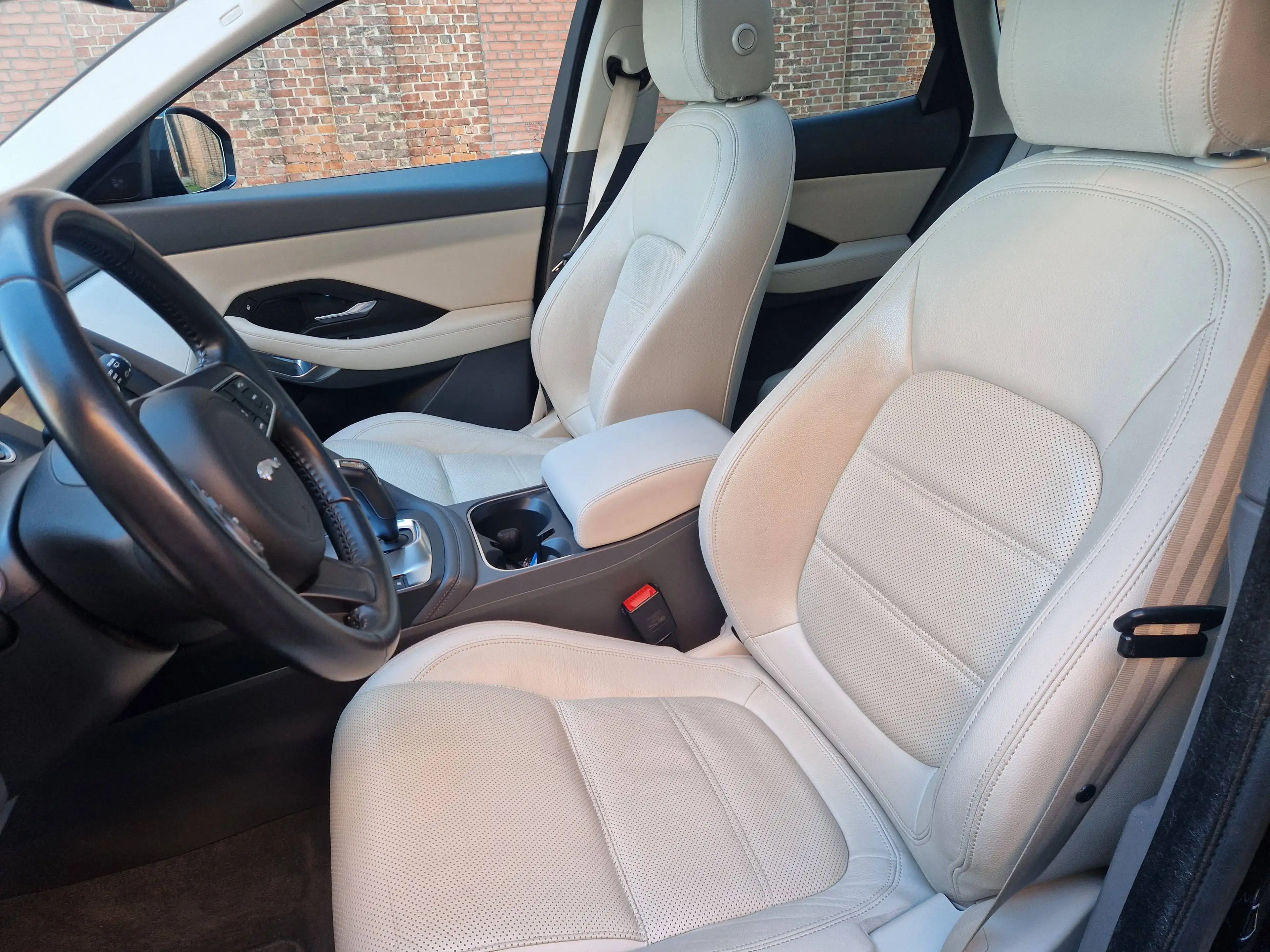 Jaguar E-Pace E-Pace 2.0 T AWD — photo 13