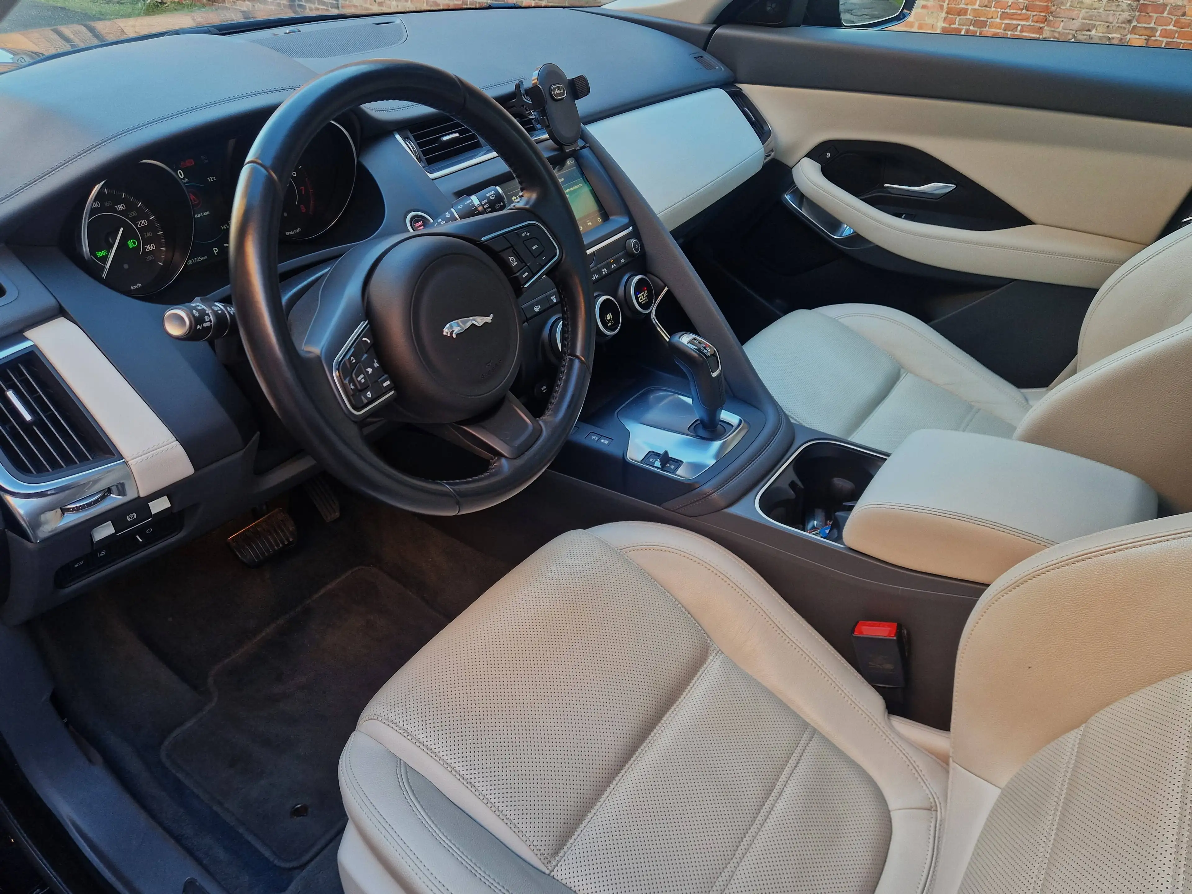 Jaguar E-Pace E-Pace 2.0 T AWD — photo 10