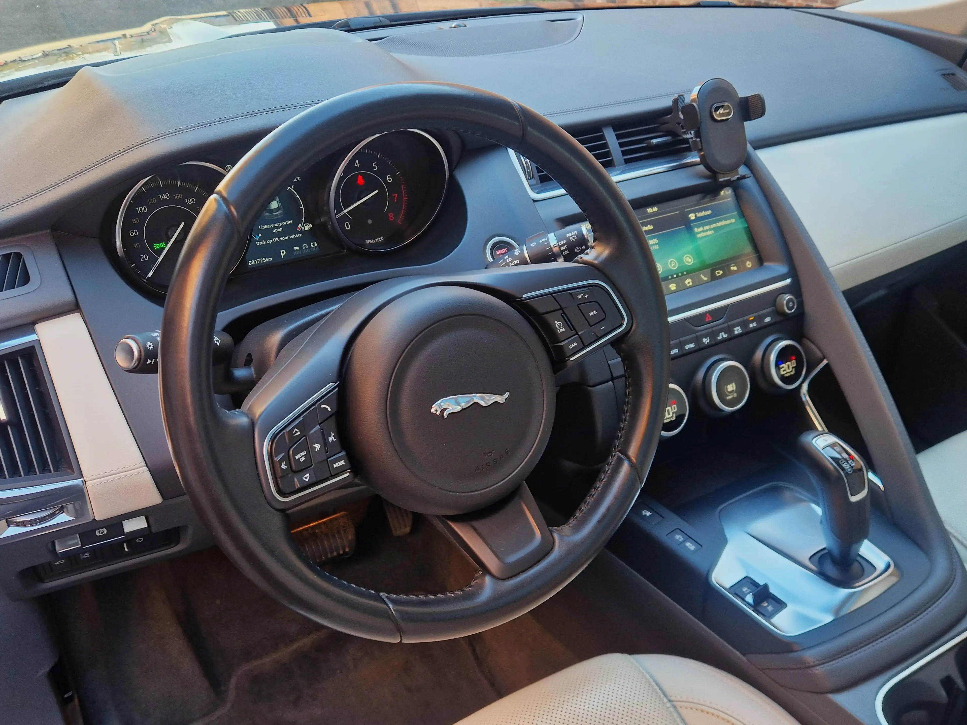 Jaguar E-Pace E-Pace 2.0 T AWD — photo 11