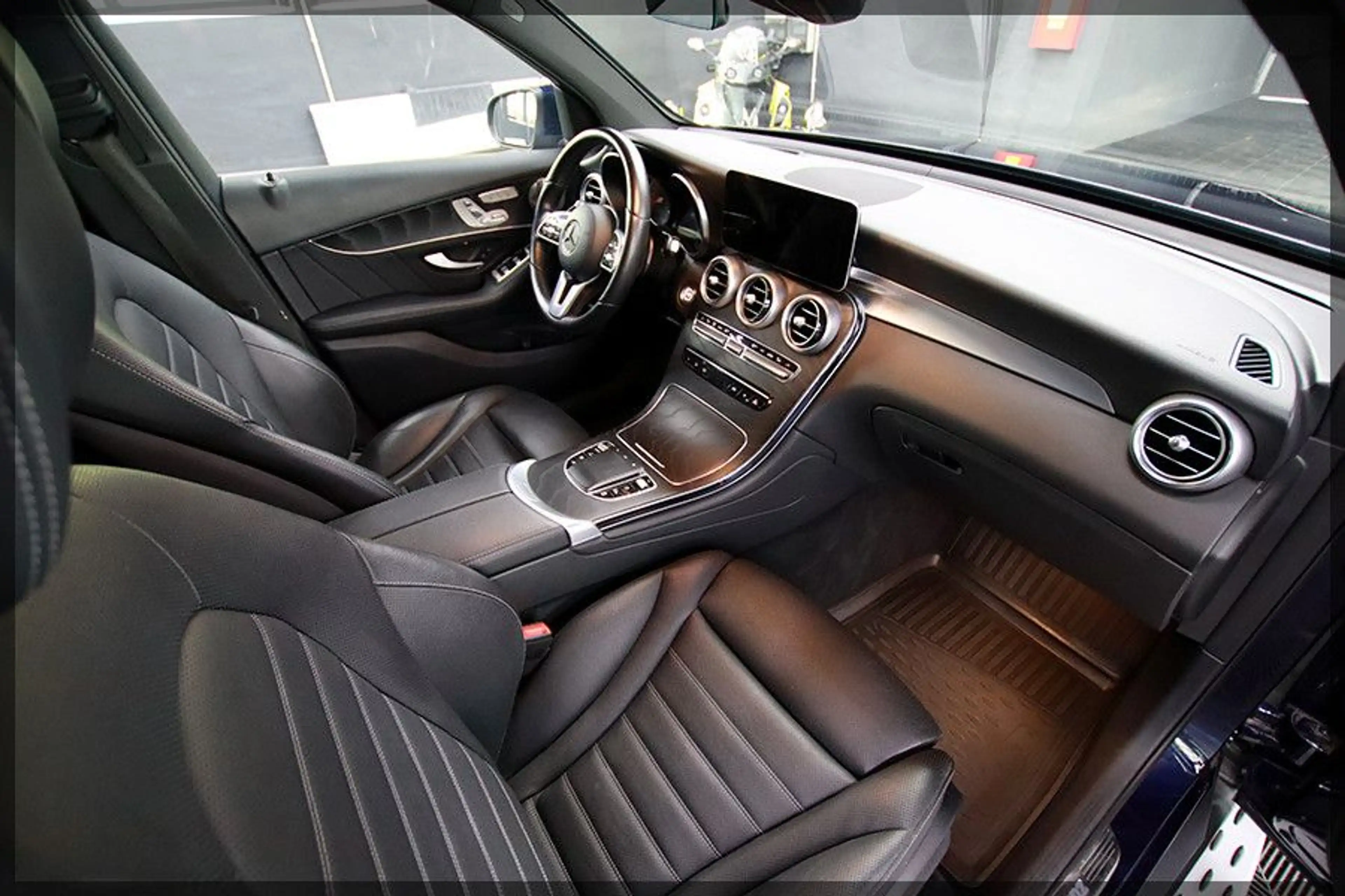Mercedes-Benz GLC 400 d 4MATIC AMG PANO / CAM / PDC — photo 13
