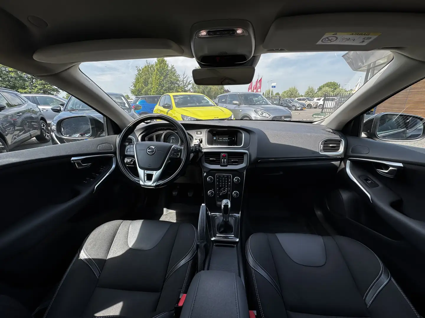 Volvo V40 2.0 T2 R-Design Trekhaak / Camera / Navigatie Zwart - 2