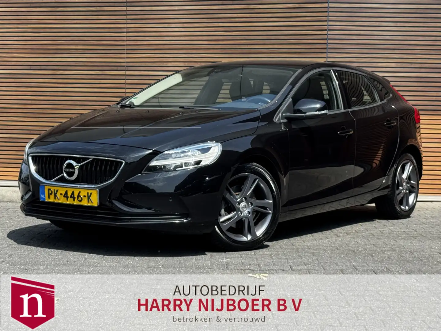 Volvo V40 2.0 T2 R-Design Trekhaak / Camera / Navigatie Zwart - 1