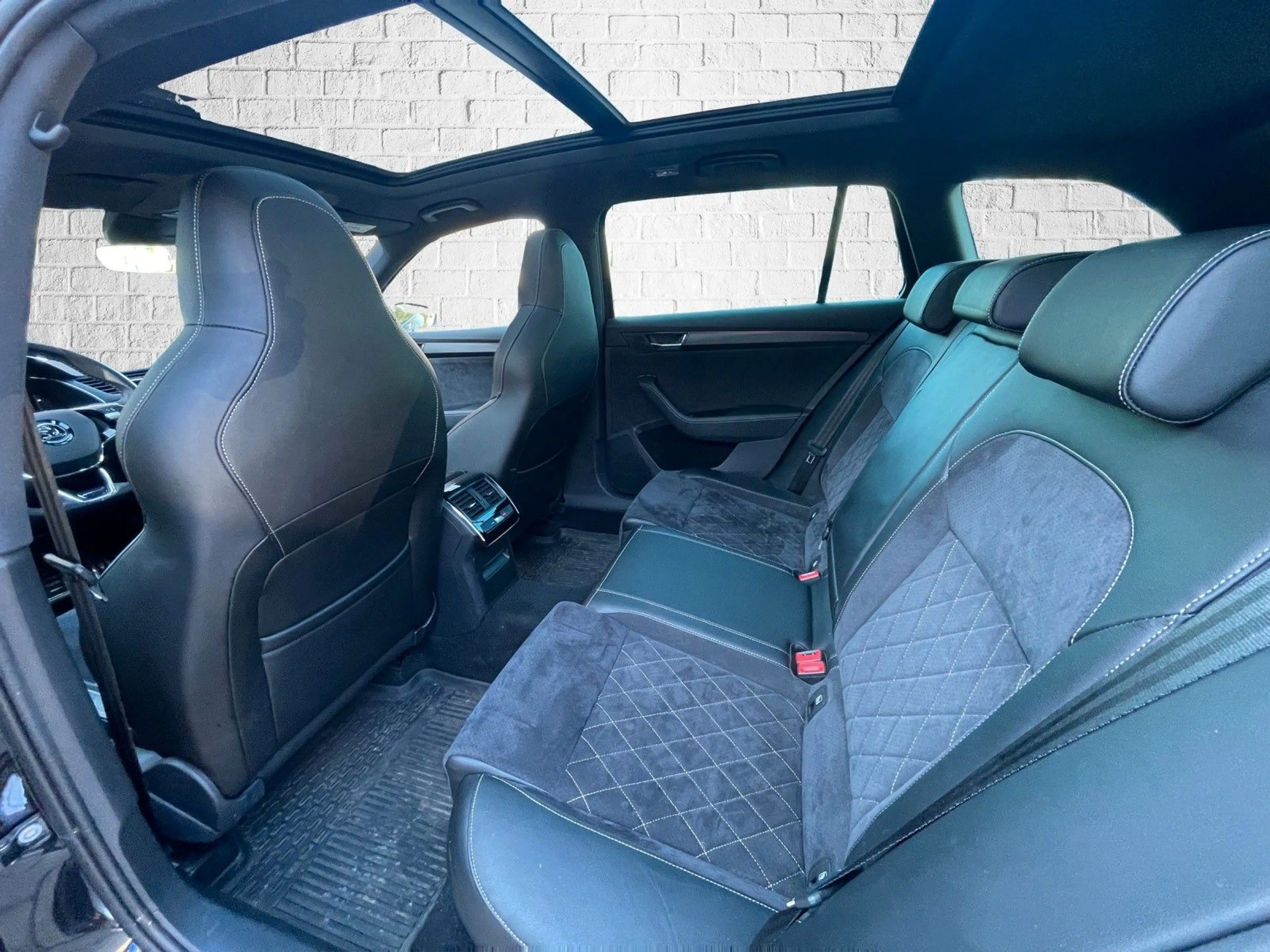 Skoda Superb Combi 2.0 TDI DSG - Sportline ACC DCC AHK — photo 12