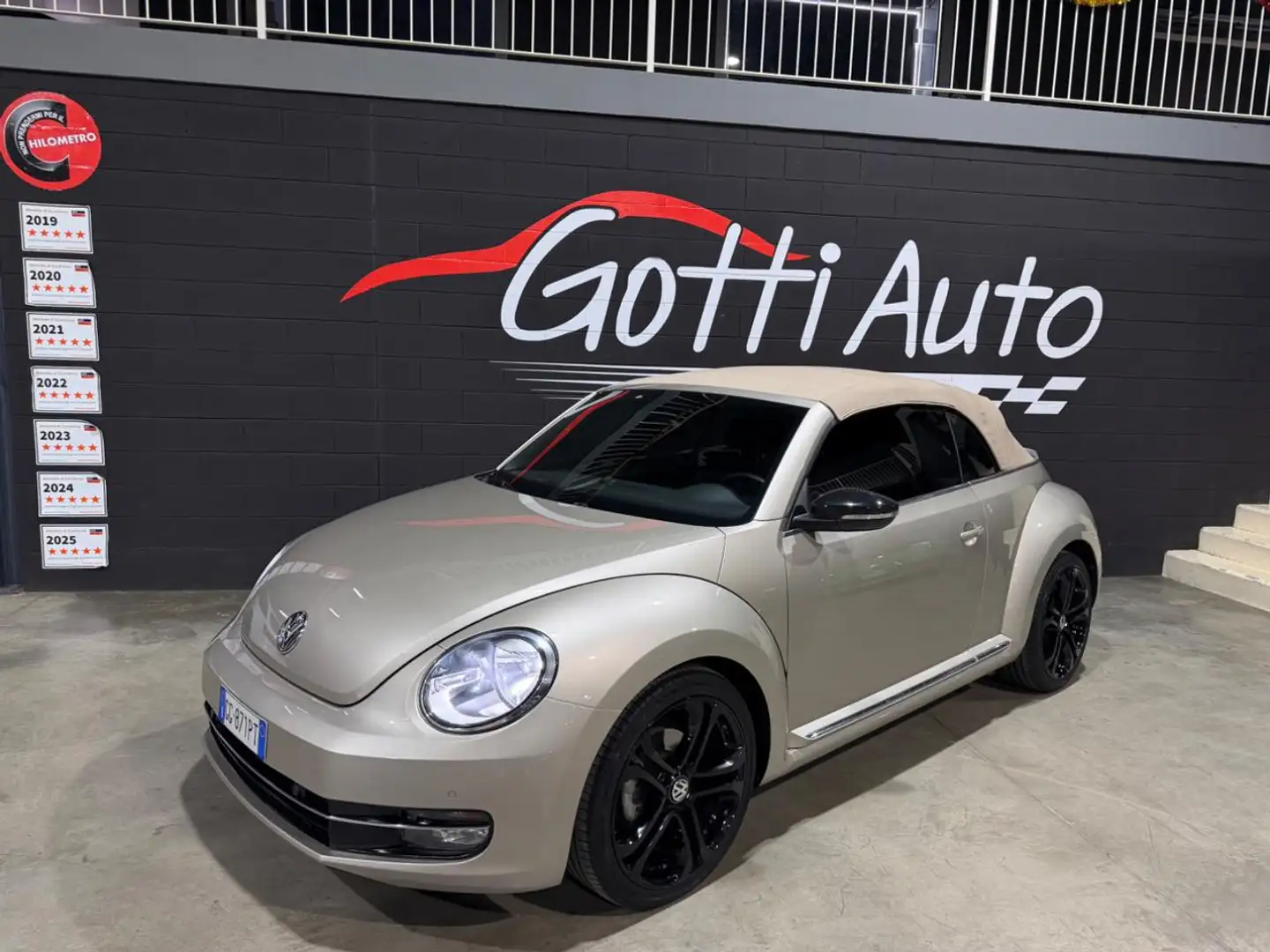 Volkswagen Maggiolino 2.0 CABRIO CERCHI DA 19 ABBINAMENTO COLORI UNICO Beige - 2