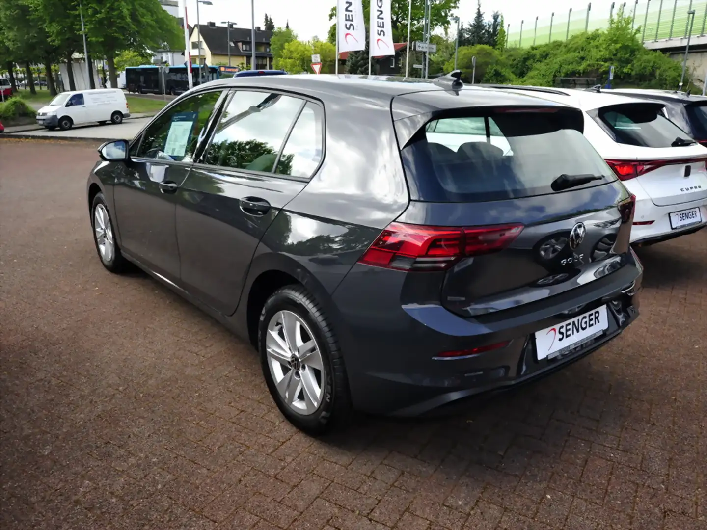 Volkswagen Golf VIII 2.0 TDI Life DSG PDC Sitzheizung ACC Grau - 2
