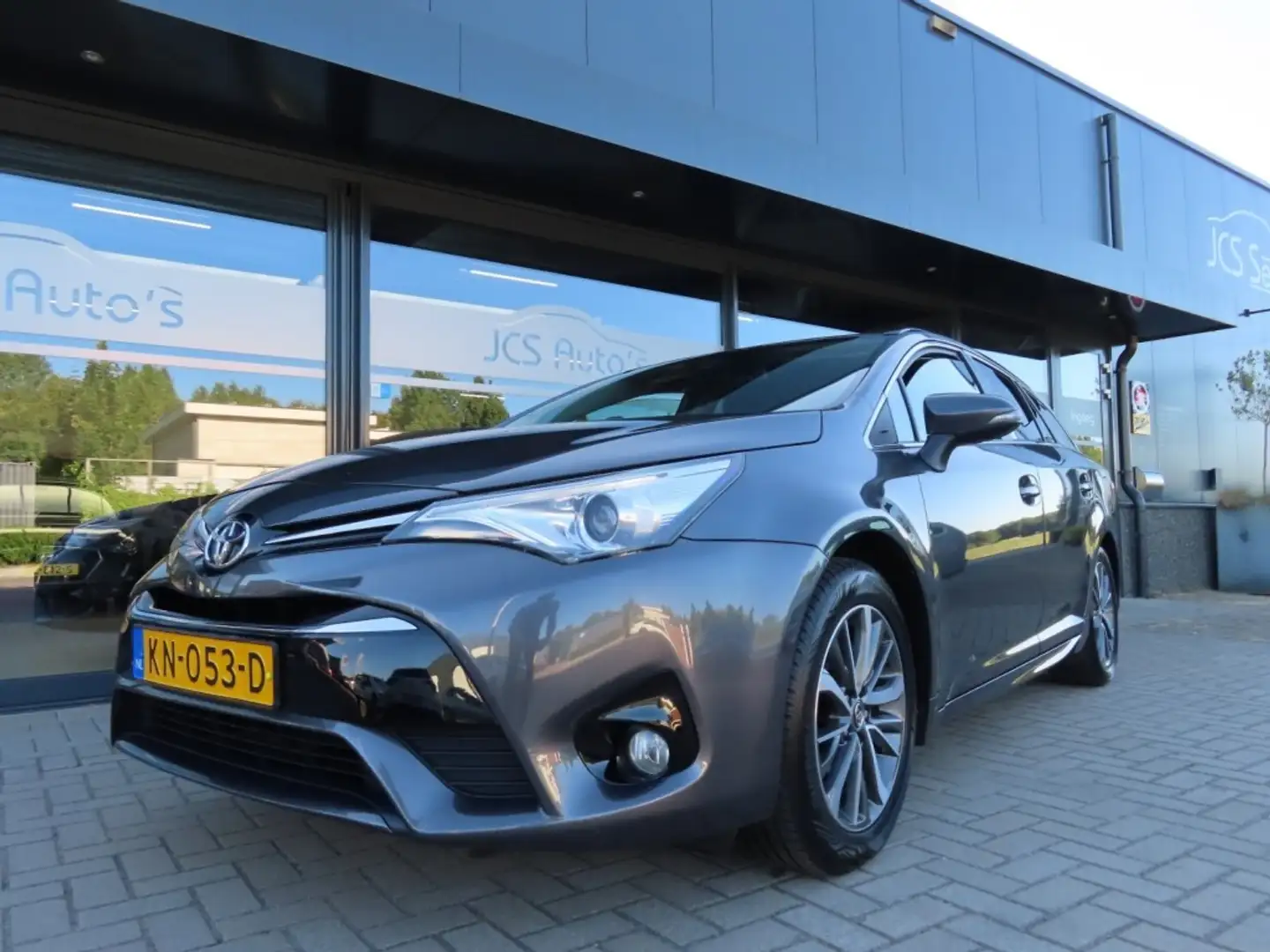 Toyota Avensis 1.8 VVT-I Lease Pro Ecc Cruise Trekhaak 2016 Grijs - 1