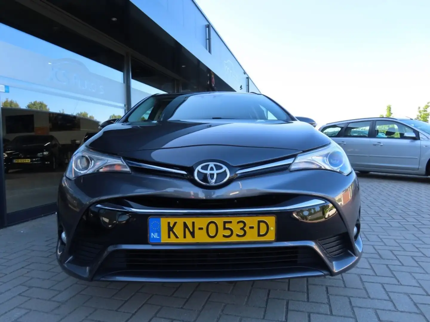 Toyota Avensis 1.8 VVT-I Lease Pro Ecc Cruise Trekhaak 2016 Grijs - 2