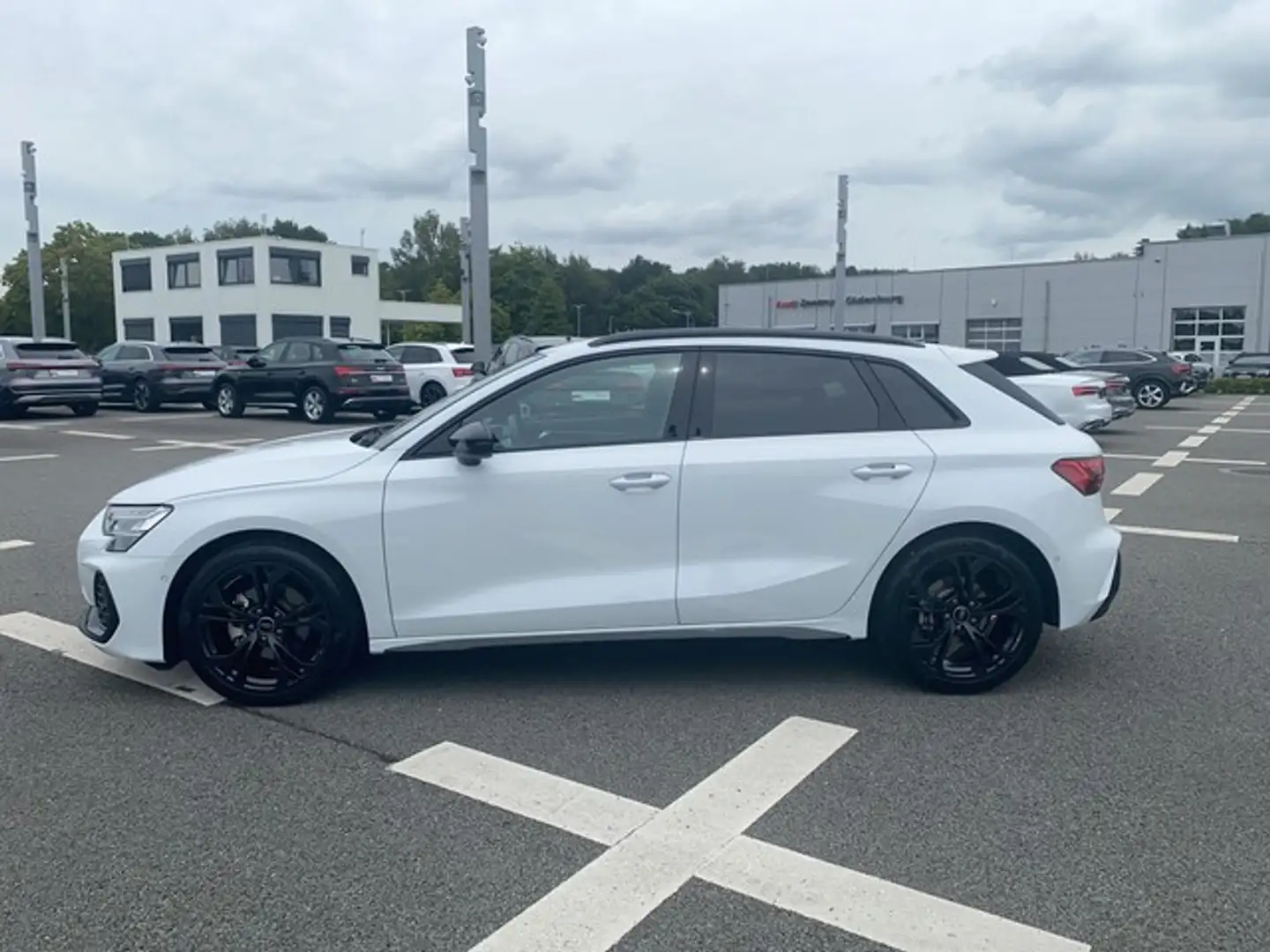Audi A3 Sportback 35 TFSI S-tronic S-Line AHK+MATRIX Weiß - 2