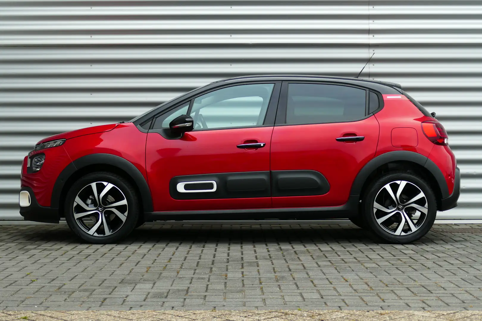 Citroen C3 Citroën 1.2 PURETECH 110PK SHINE / NAVI / CLIMA / Rood - 2