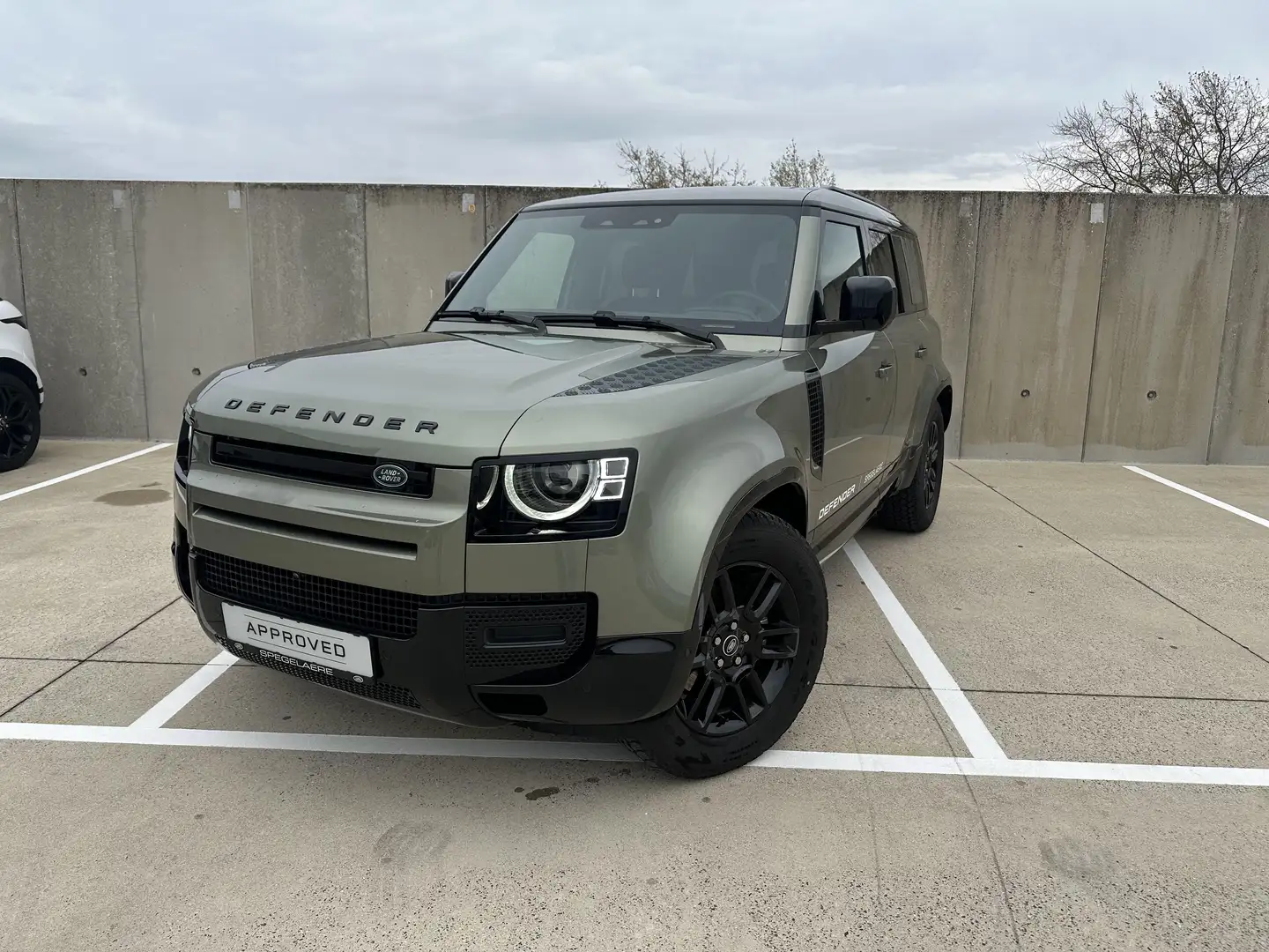 Land Rover Defender 110 D200 X-Dynamic SE AWD Auto. 25.5MY Groen - 1
