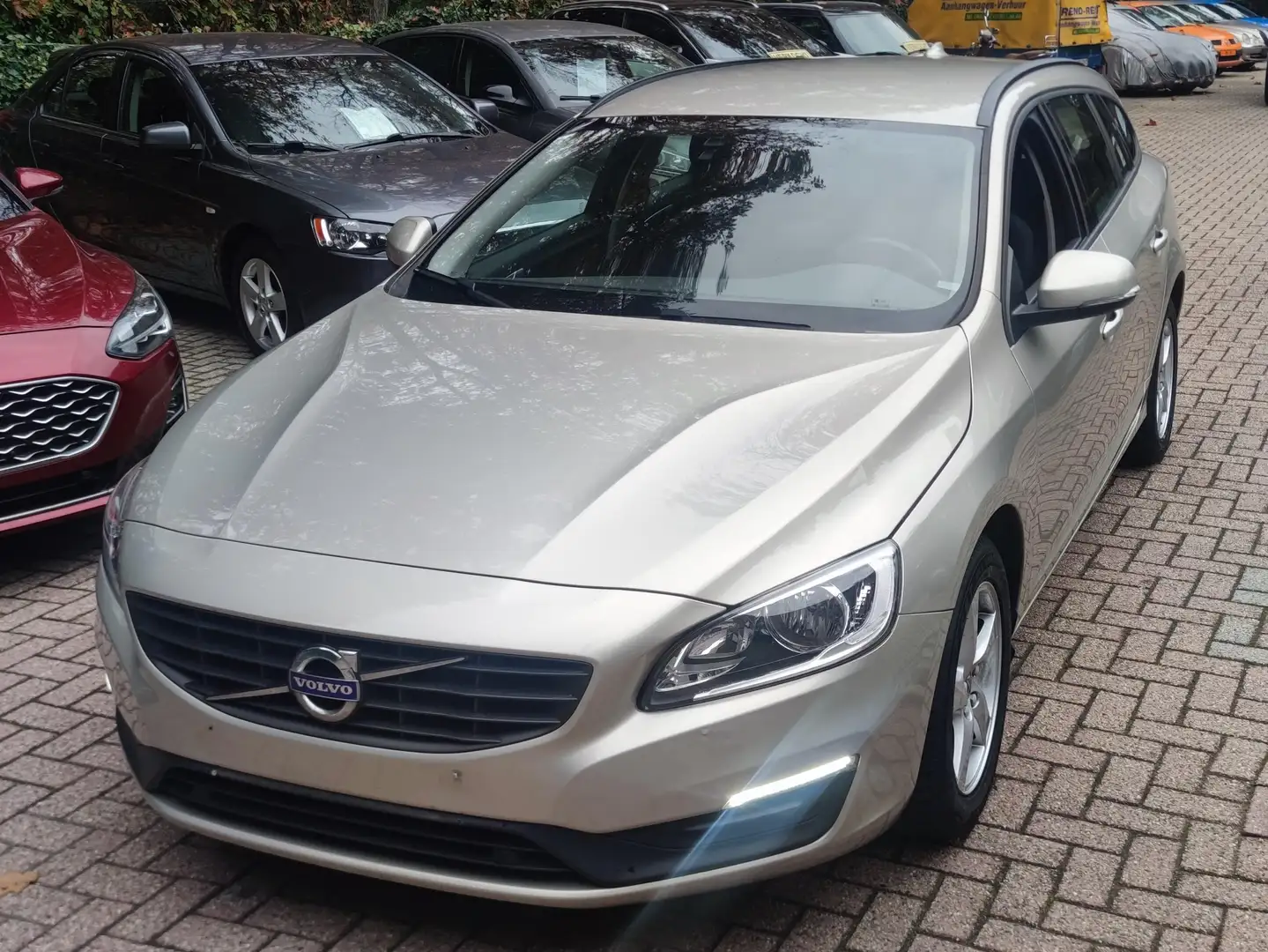 Volvo V60 V60 D3 Momentum Bronze - 1