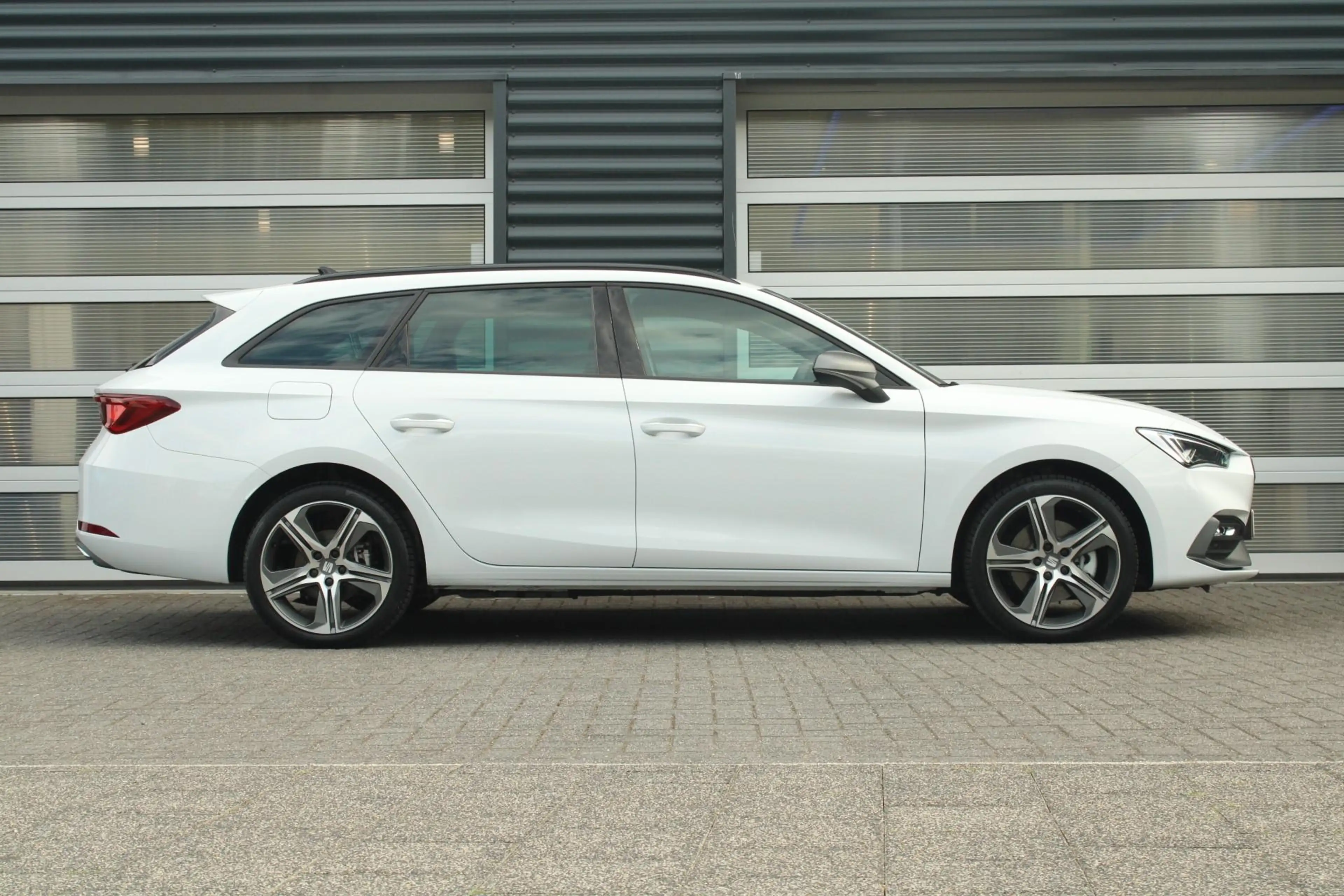 SEAT Leon e-Hybrid Sportstourer 1.5 TSI 204pk DSG FR Business | Trekh — photo 3