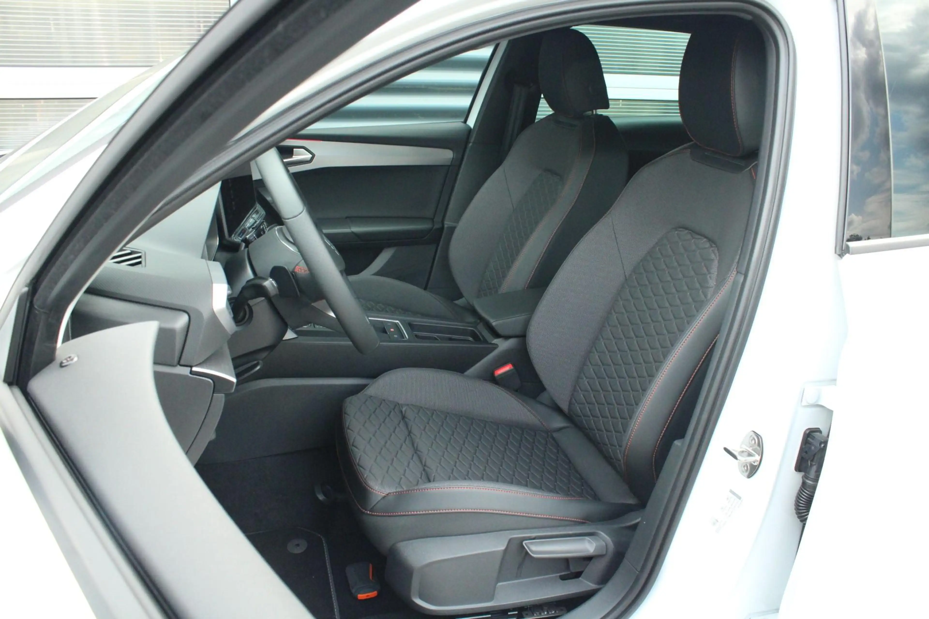 SEAT Leon e-Hybrid Sportstourer 1.5 TSI 204pk DSG FR Business | Trekh — photo 4