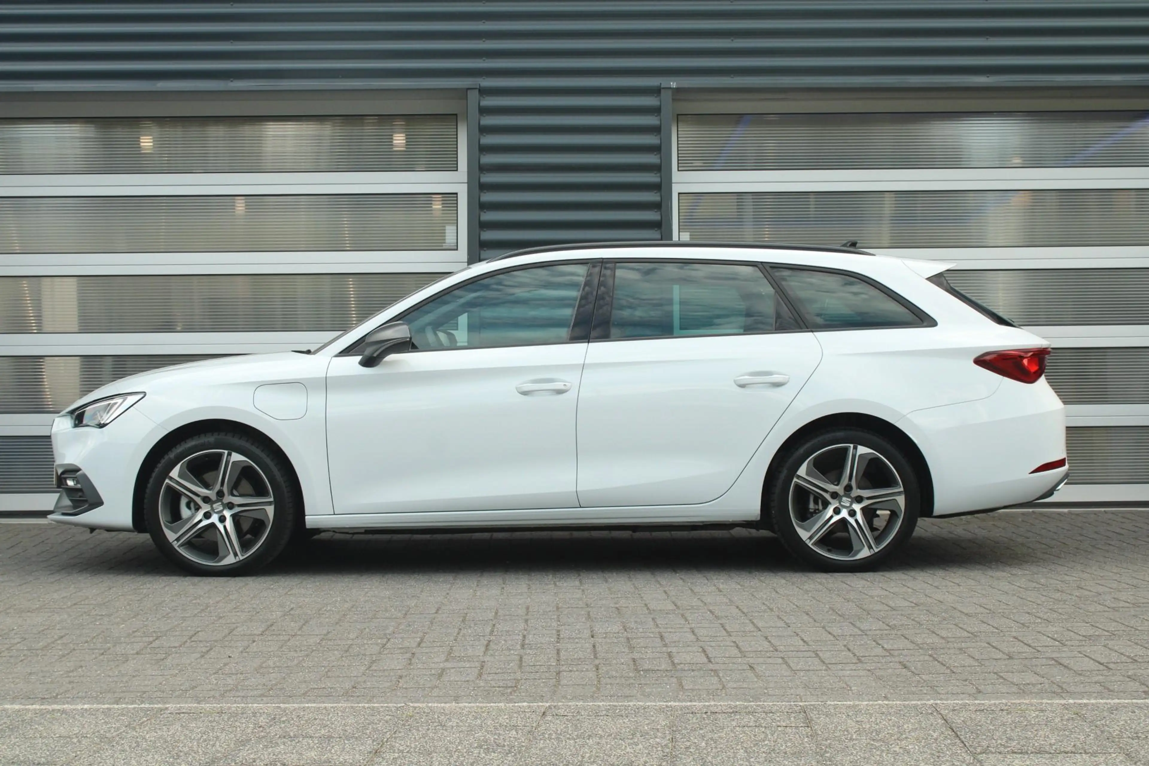SEAT Leon e-Hybrid Sportstourer 1.5 TSI 204pk DSG FR Business | Trekh — photo 13