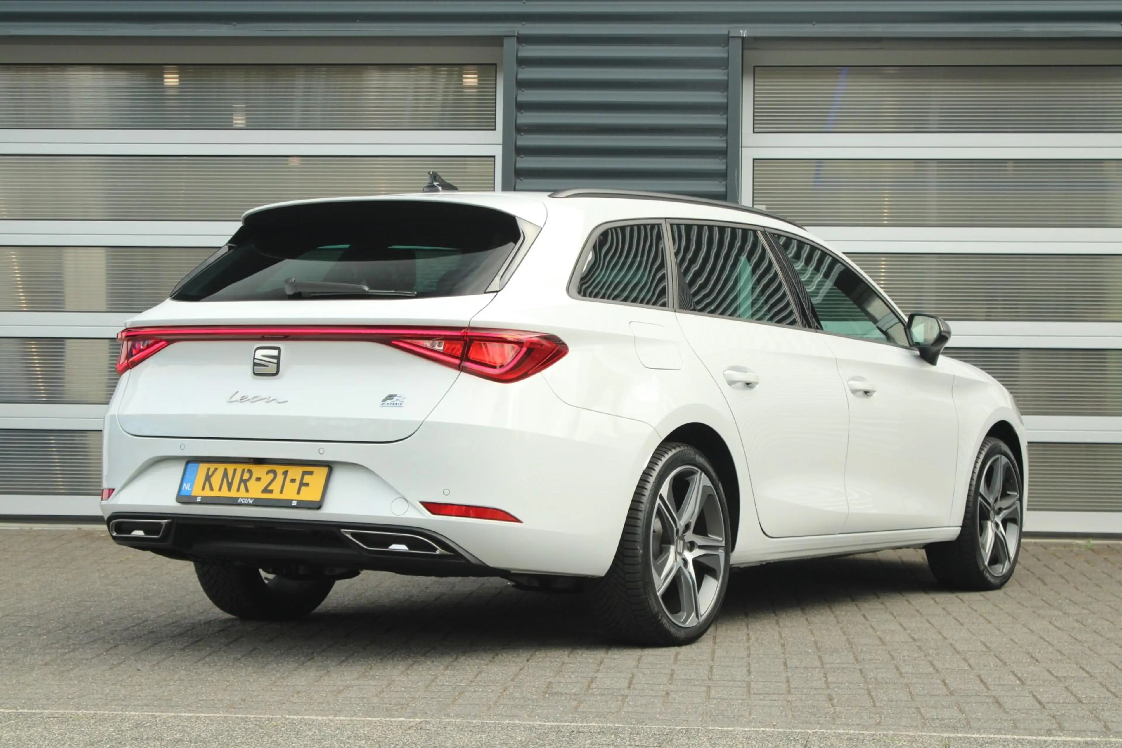 SEAT Leon e-Hybrid Sportstourer 1.5 TSI 204pk DSG FR Business | Trekh — photo 2
