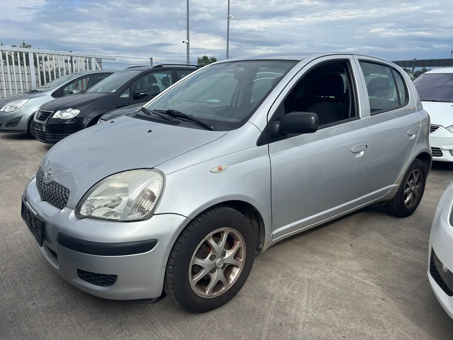Toyota Yaris *EXPORT* 1,0 VVT-i Linea Luna Argento - 1