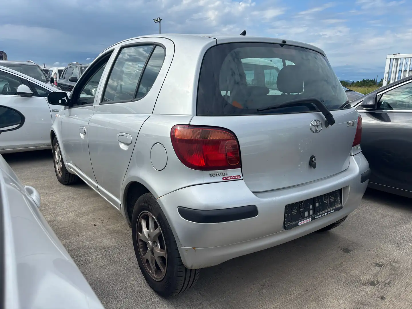 Toyota Yaris *EXPORT* 1,0 VVT-i Linea Luna Argento - 2