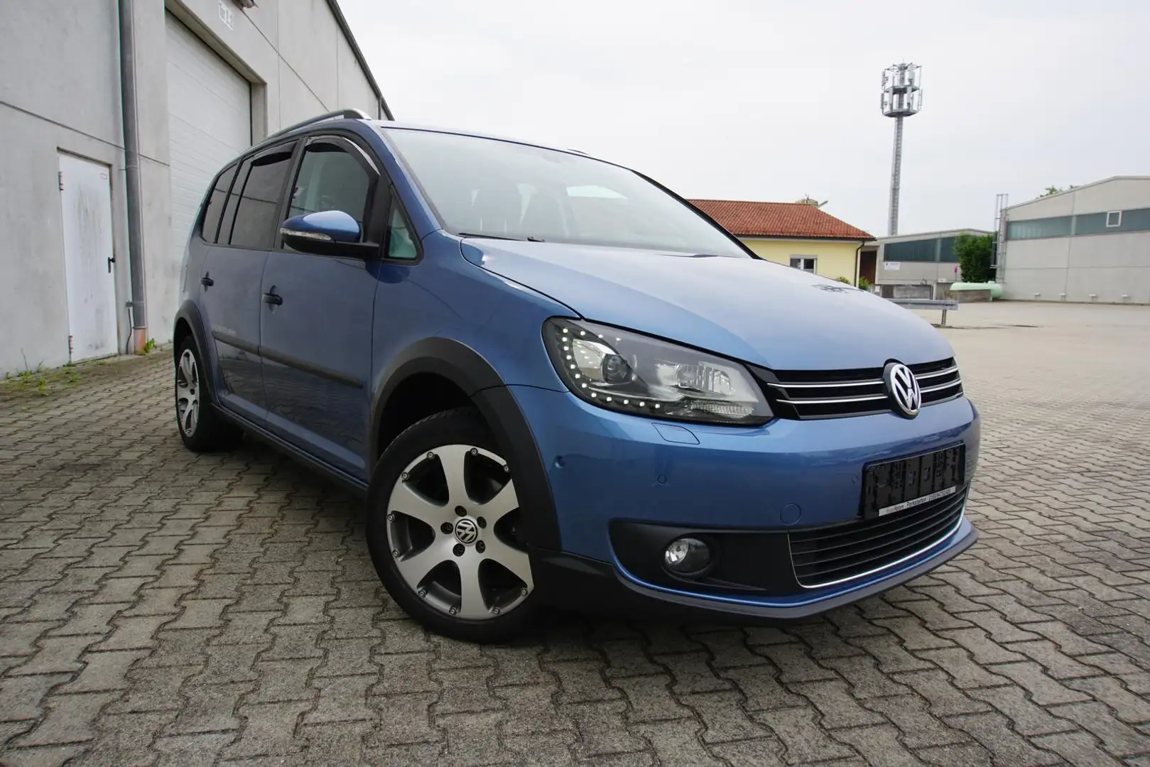 Volkswagen Touran 1.4TSI DSG AHK Navi Pano Kamera Xenon Blau - 1