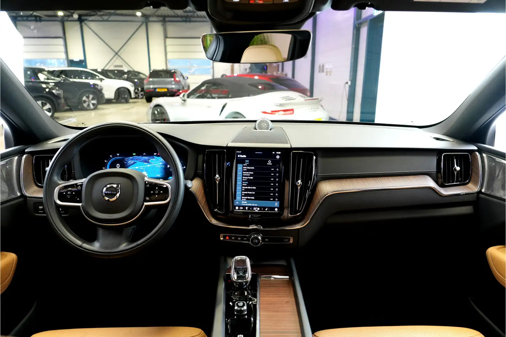 Volvo XC60 2.0 T8 AWD Recharge 335kW/456pk Aut8 Ultra Bright Schwarz - 2