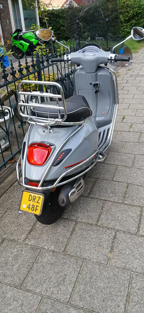 Vespa Sprint Grijs - 1
