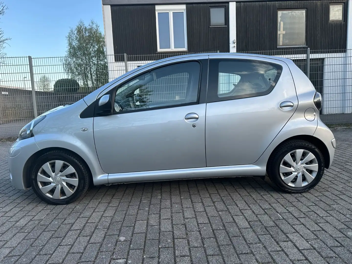 Toyota Aygo Aygo AYGO Cool Go Automatik/Navi/Klima Stříbrná - 2