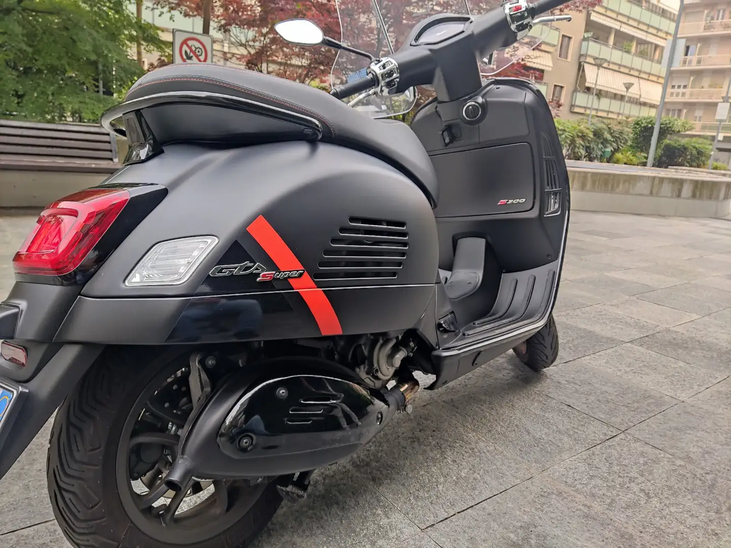 Piaggio GTS 300 Super Černá - 1
