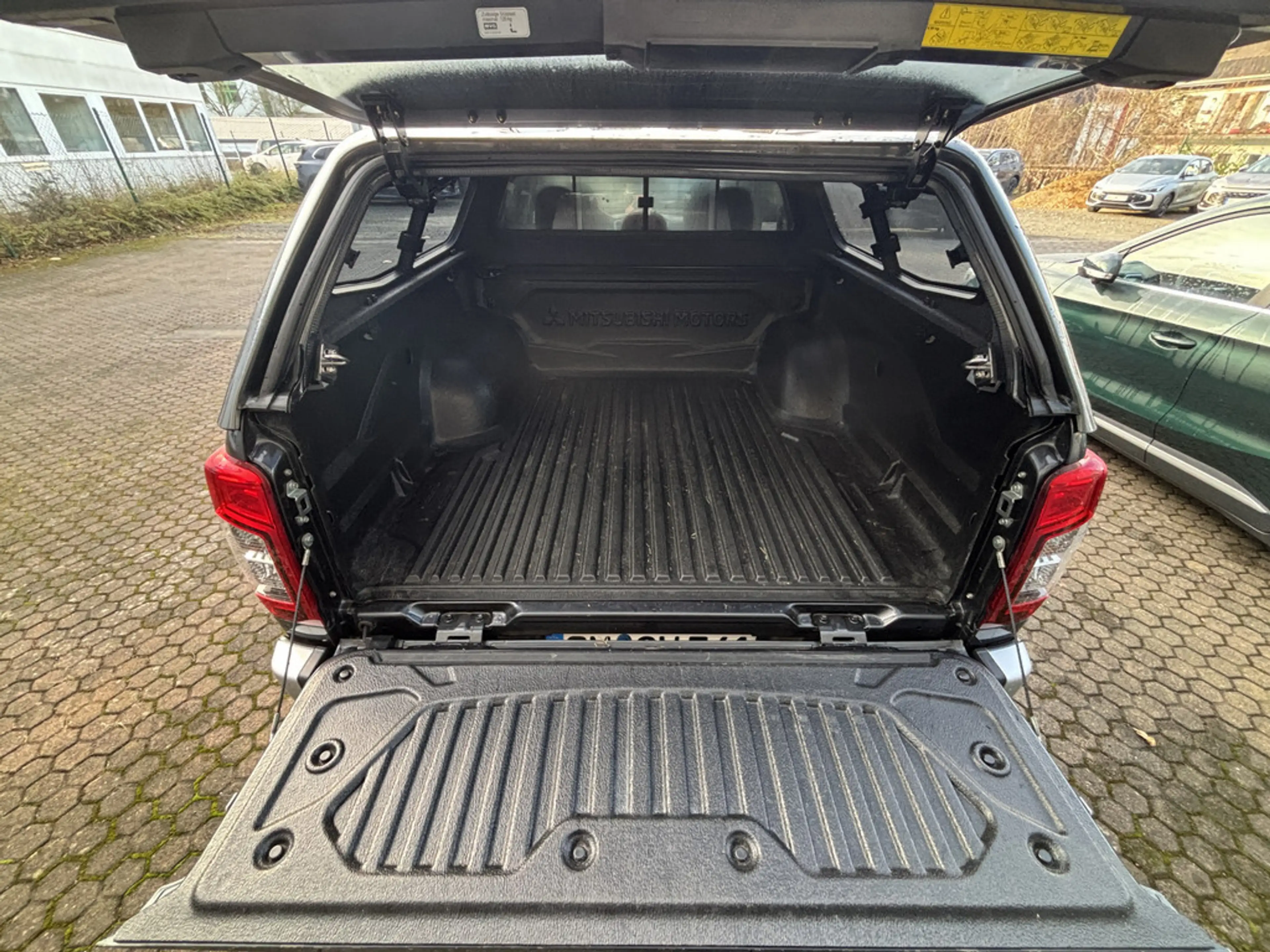 Mitsubishi L200 — photo 9
