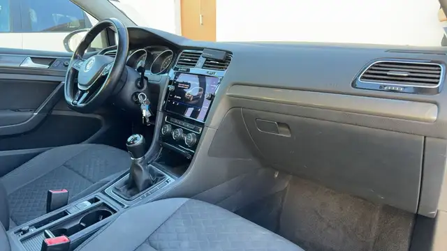 Volkswagen Golf view 10