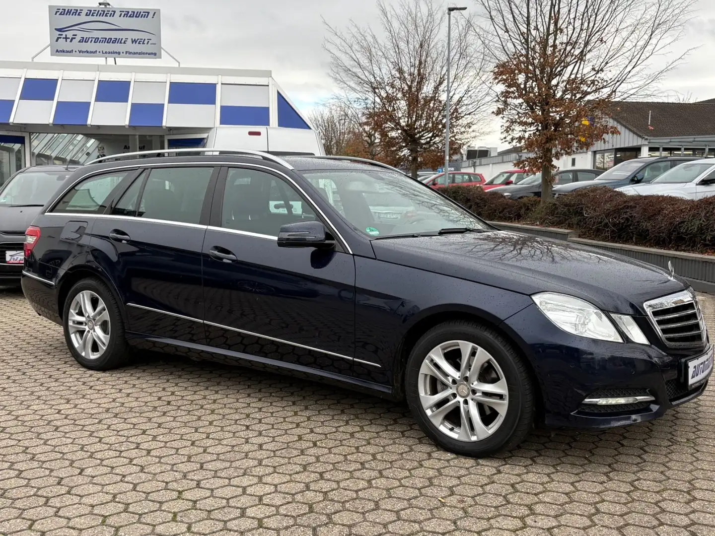 Mercedes-Benz E 200 CGI BlueEfficiency*PDC*TEILLEDER*AHK* Blau - 2