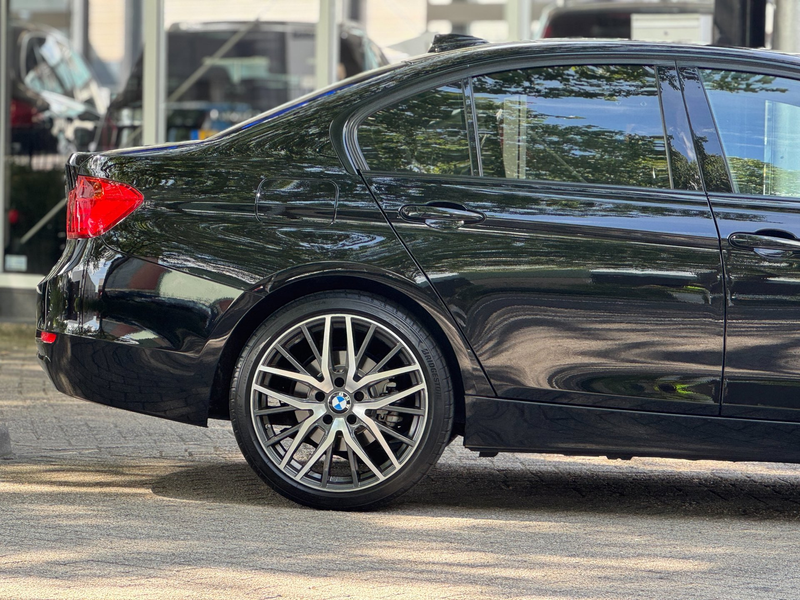 BMW 320 3-serie 320i Executive Automaat NL auto Black on B — photo 24