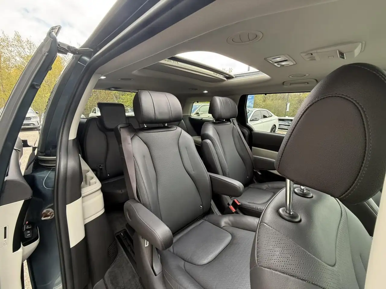 Kia Carnival снимка Kia Carnival