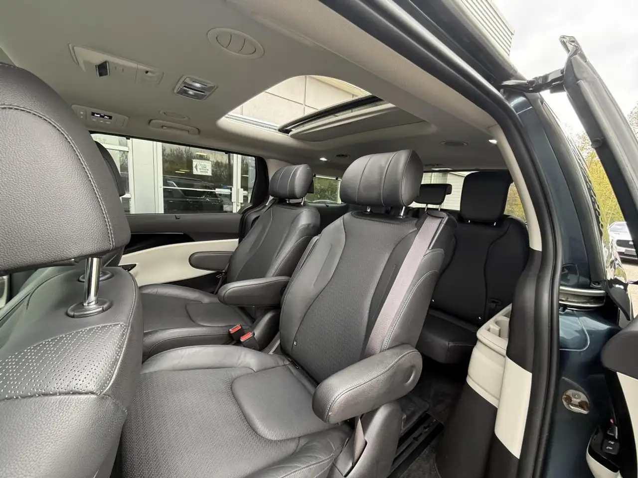 Kia Carnival снимка Kia Carnival