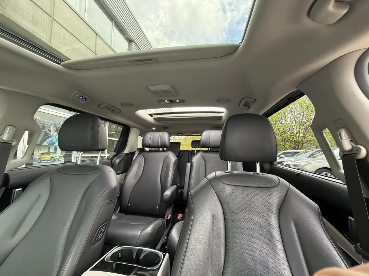Kia Carnival снимка Kia Carnival