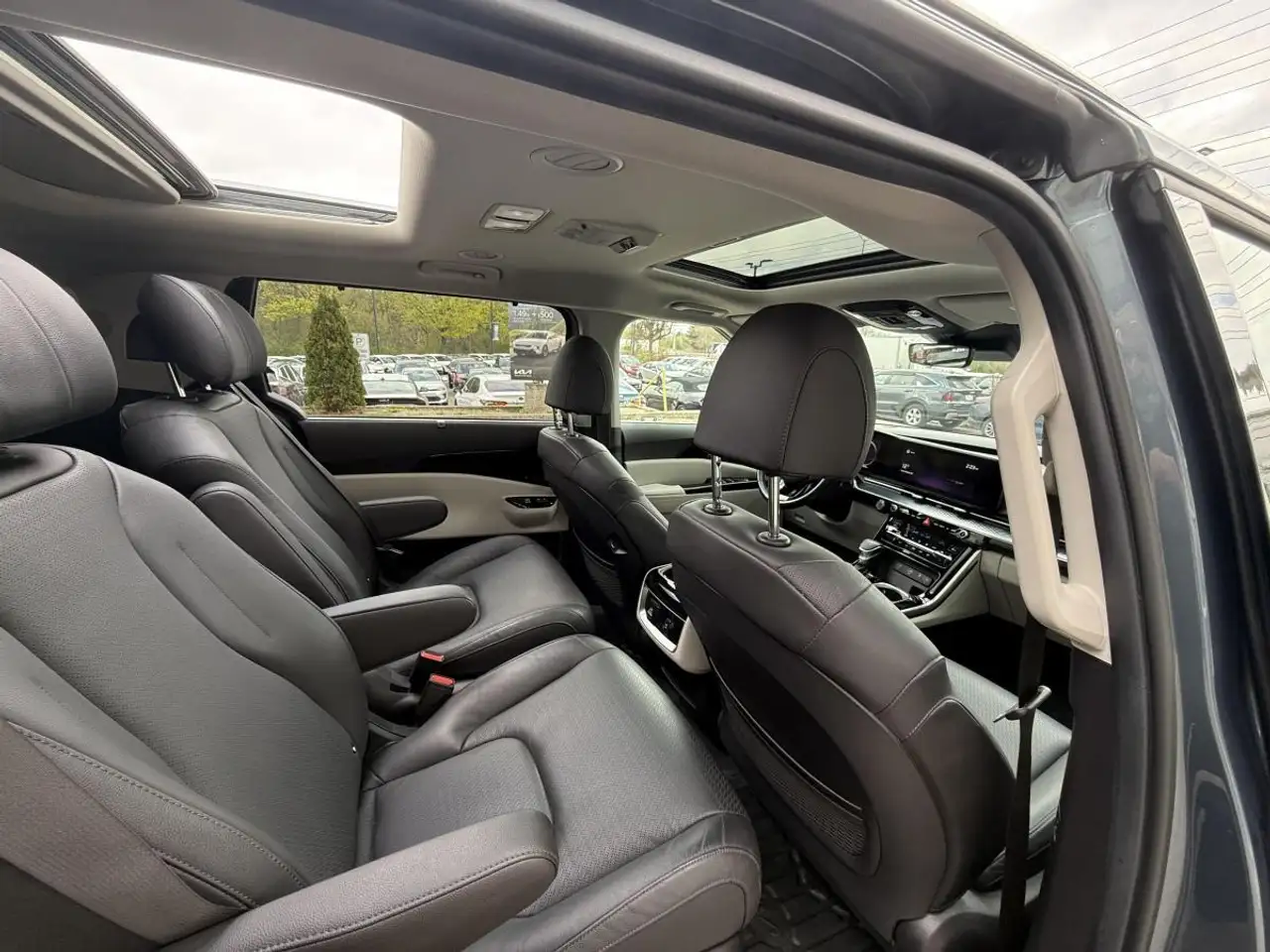 Kia Carnival снимка Kia Carnival