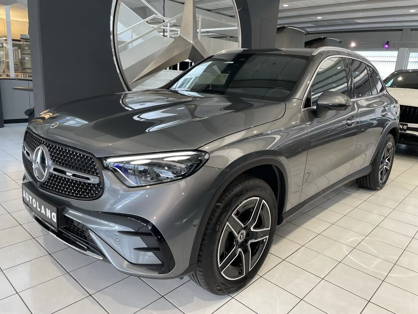 Mercedes-Benz GLC 300 de 4MATIC AMG Line Grau - 2