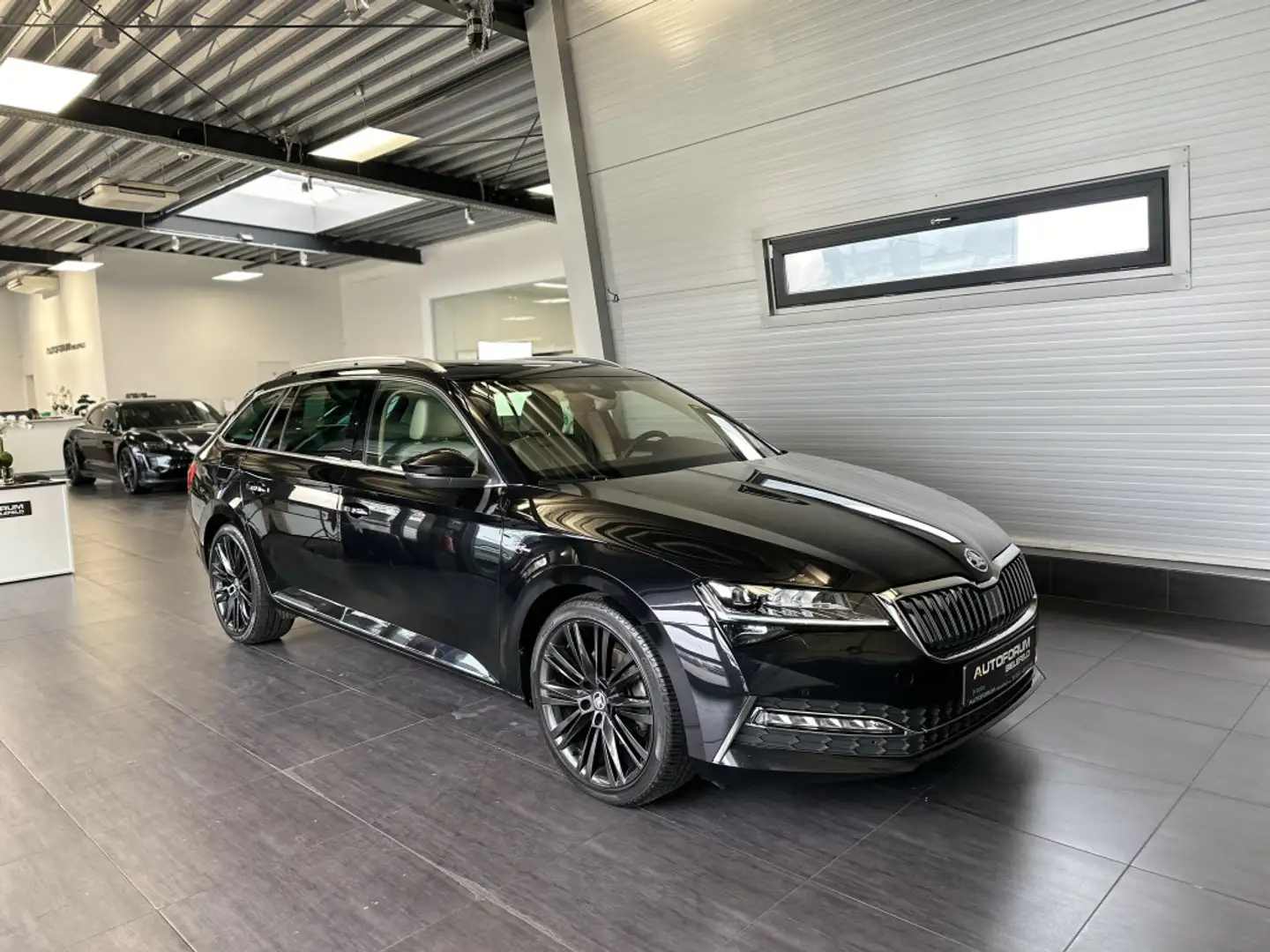 Skoda Superb Combi 2.0 TDI L&K 4x4|Pano|StHz|AHK|360° Zwart - 1