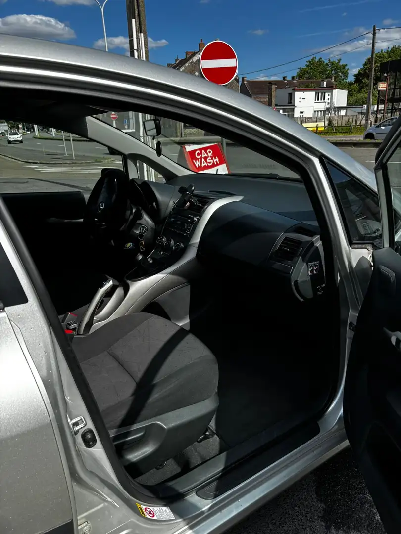 Toyota Auris Gris - 1