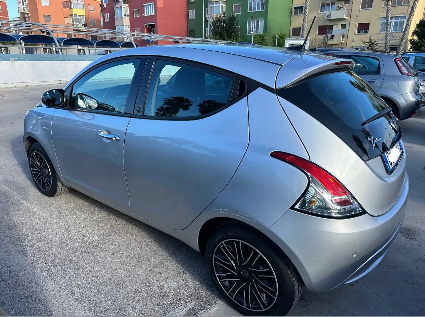 Lancia Ypsilon 1.0 firefly hybrid Gold s&s 70cv 5p.ti Silber - 2