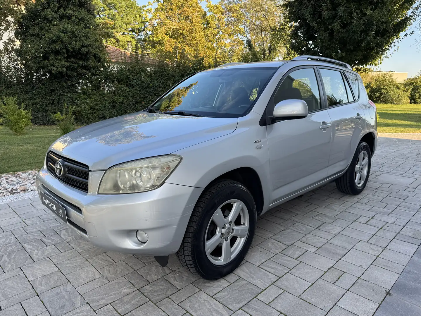 Toyota RAV 4 RAV4 2.2 d-4d Luxury 136cv dpf OK NEOPATENTATI Gris - 2
