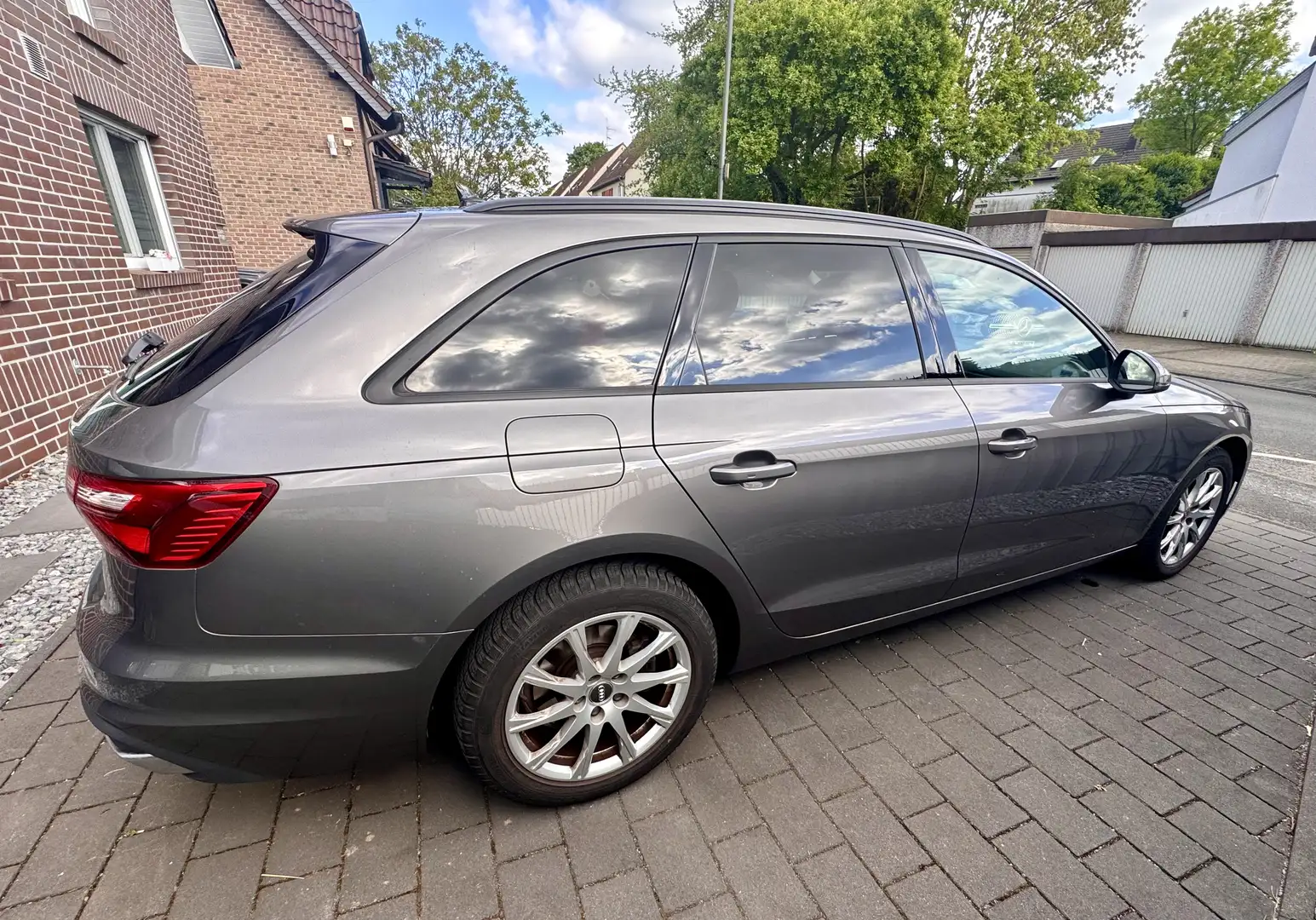Audi A4 35 TFSI basis Grau - 2
