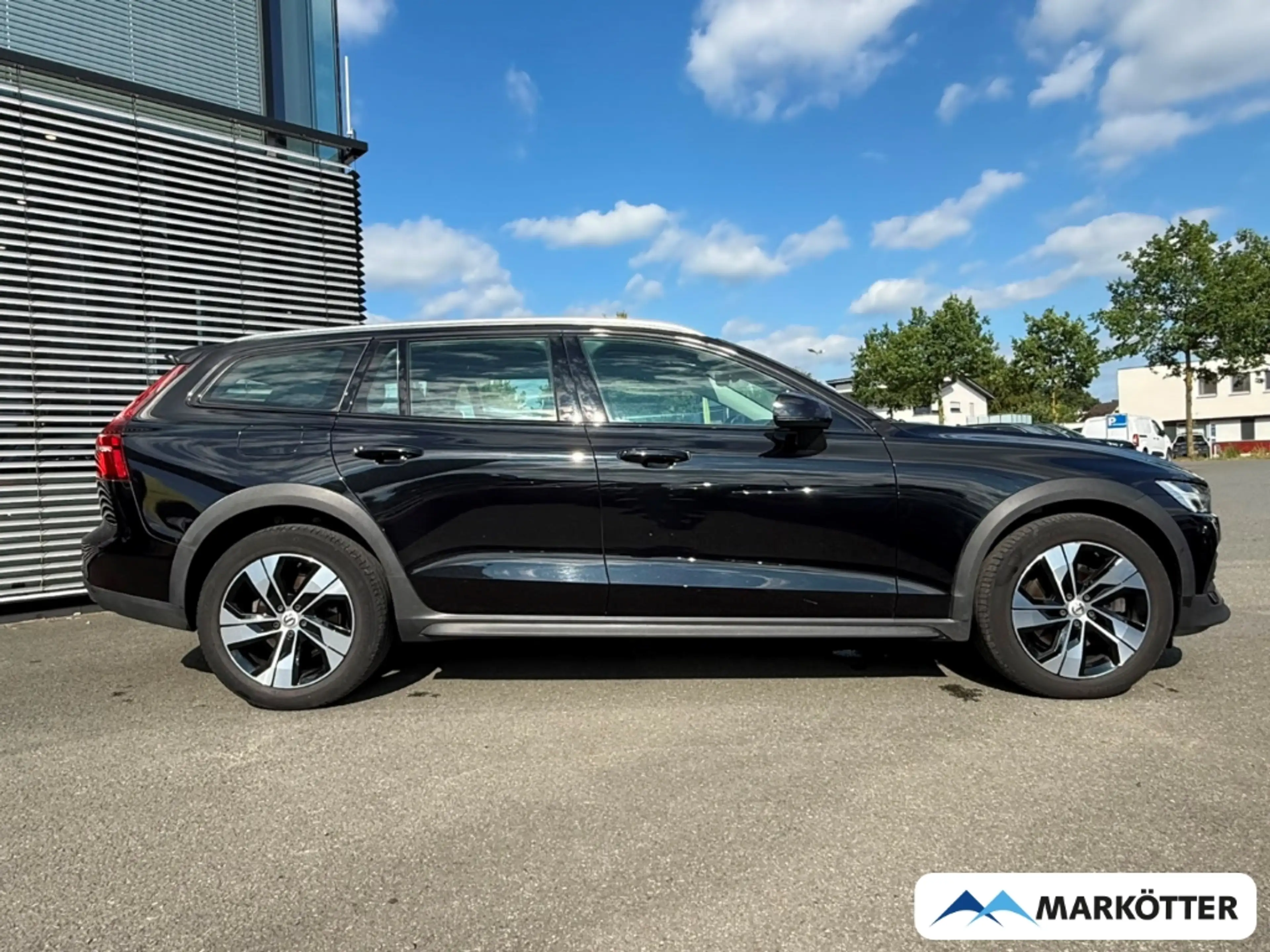 Volvo V60 Cross Country B4 Plus AWD AHK/ACC/CAM/H&K/4xSHZ/LHZ — photo 3