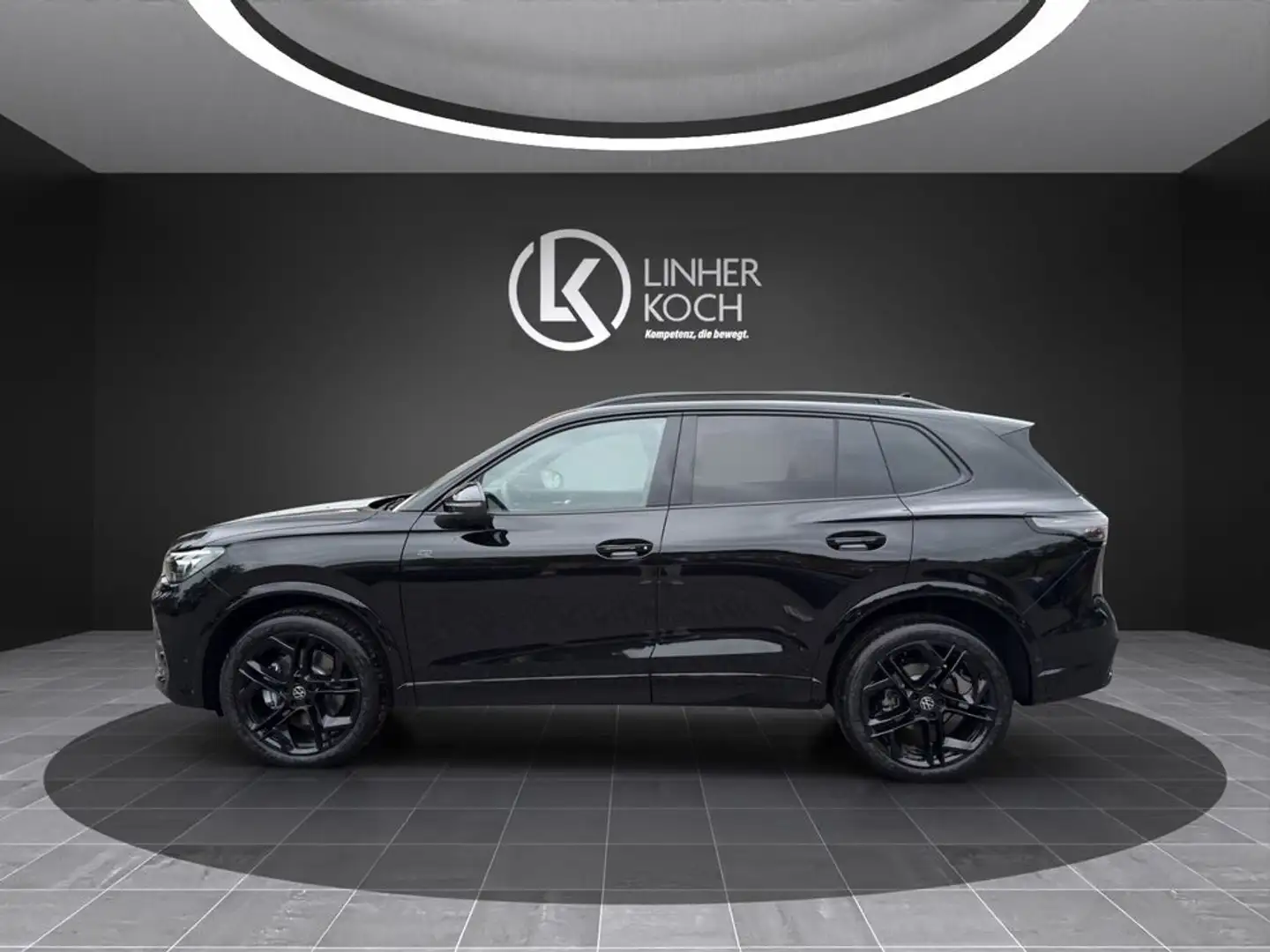 Volkswagen Tiguan Sport TDI 4Motion DSG ''HeadUp+AHV+Massage'' Zwart - 2