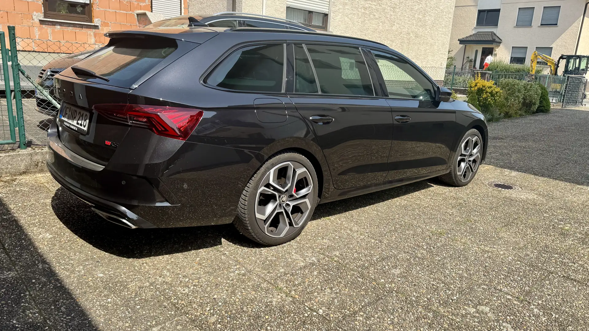 Skoda Octavia Combi 2.0 TDI DSG RS Plus Schwarz - 2